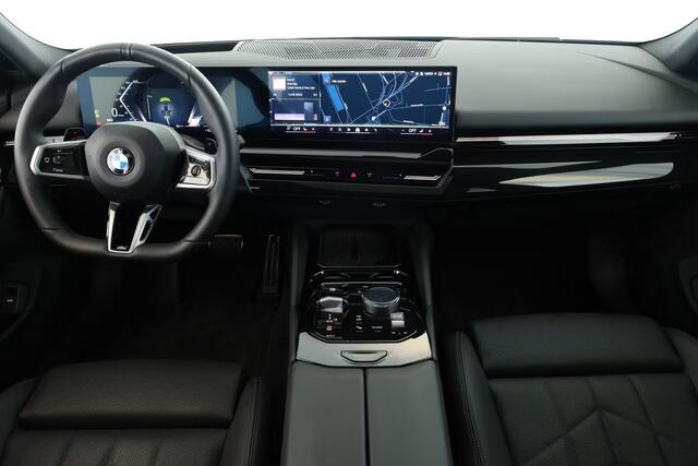 BMW 5-SERIE Touring 520dA M-SPORT ** LED, NAVi+, HuD, PANORAMA, 20-inch LMV, DRIV. ASS+ ** 1e EIG - Ex BMW AG - UNFALLFREI ** ** INFORMEER OOK NAAR ONZE AANTREKKELIJKE FINANCIAL-LEASE TARIEVEN **