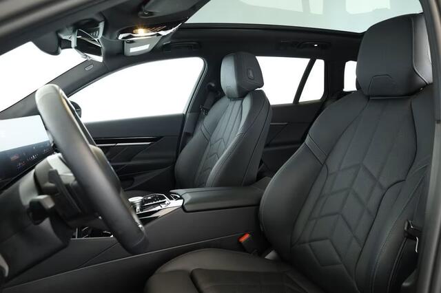 BMW 5-SERIE Touring 520dA M-SPORT ** LED, NAVi+, HuD, PANORAMA, 20-inch LMV, DRIV. ASS+ ** 1e EIG - Ex BMW AG - UNFALLFREI ** ** INFORMEER OOK NAAR ONZE AANTREKKELIJKE FINANCIAL-LEASE TARIEVEN **