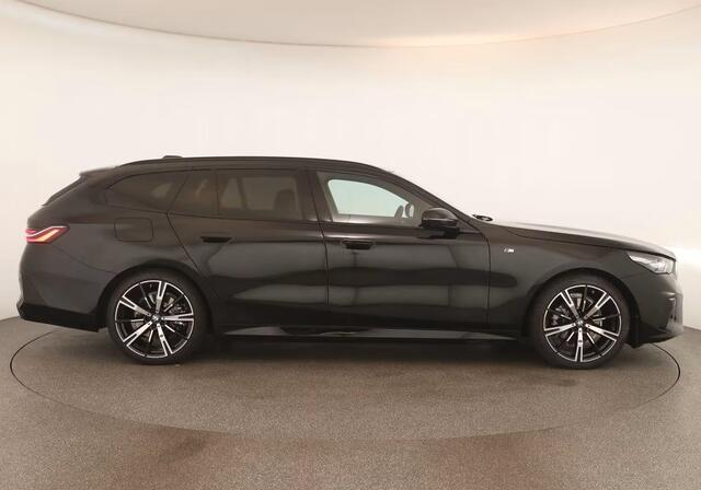 BMW 5-SERIE Touring 520dA M-SPORT ** LED, NAVi+, HuD, PANORAMA, 20-inch LMV, DRIV. ASS+ ** 1e EIG - Ex BMW AG - UNFALLFREI ** ** INFORMEER OOK NAAR ONZE AANTREKKELIJKE FINANCIAL-LEASE TARIEVEN **