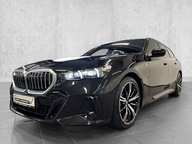 BMW 5-SERIE Touring 520dA M-SPORT ** LED, NAVi+, HuD, PANORAMA, 20-inch LMV, DRIV. ASS+ ** 1e EIG - Ex BMW AG - UNFALLFREI ** ** INFORMEER OOK NAAR ONZE AANTREKKELIJKE FINANCIAL-LEASE TARIEVEN **
