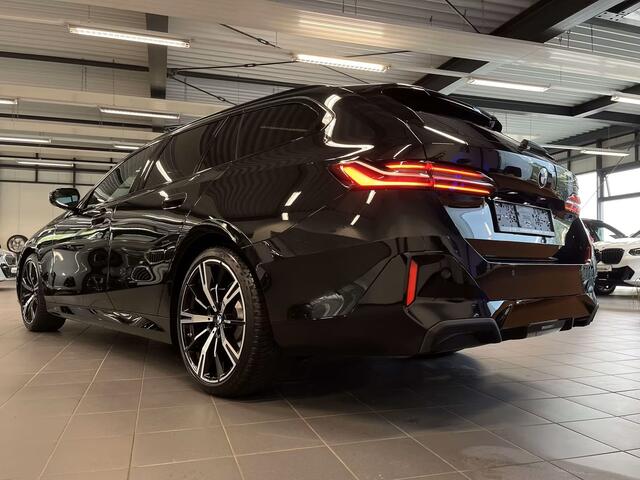 BMW 5-SERIE Touring 520dA M-SPORT ** LED, NAVi+, HuD, PANORAMA, 20-inch LMV, DRIV. ASS+ ** 1e EIG - Ex BMW AG - UNFALLFREI ** ** INFORMEER OOK NAAR ONZE AANTREKKELIJKE FINANCIAL-LEASE TARIEVEN **