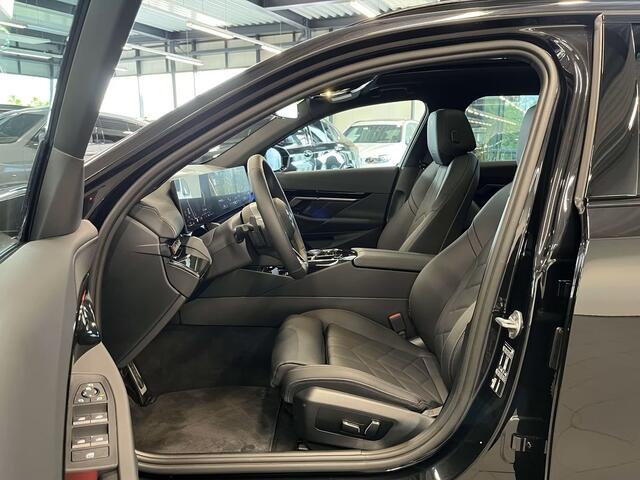 BMW 5-SERIE Touring 520dA M-SPORT ** LED, NAVi+, HuD, PANORAMA, 20-inch LMV, DRIV. ASS+ ** 1e EIG - Ex BMW AG - UNFALLFREI ** ** INFORMEER OOK NAAR ONZE AANTREKKELIJKE FINANCIAL-LEASE TARIEVEN **