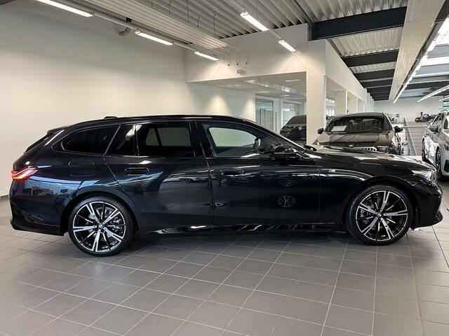 BMW 5-SERIE Touring 520dA M-SPORT ** LED, NAVi+, HuD, PANORAMA, 20-inch LMV, DRIV. ASS+ ** 1e EIG - Ex BMW AG - UNFALLFREI ** ** INFORMEER OOK NAAR ONZE AANTREKKELIJKE FINANCIAL-LEASE TARIEVEN **