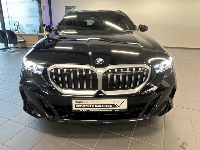BMW 5-SERIE Touring 520dA M-SPORT ** LED, NAVi+, HuD, PANORAMA, 20-inch LMV, DRIV. ASS+ ** 1e EIG - Ex BMW AG - UNFALLFREI ** ** INFORMEER OOK NAAR ONZE AANTREKKELIJKE FINANCIAL-LEASE TARIEVEN **