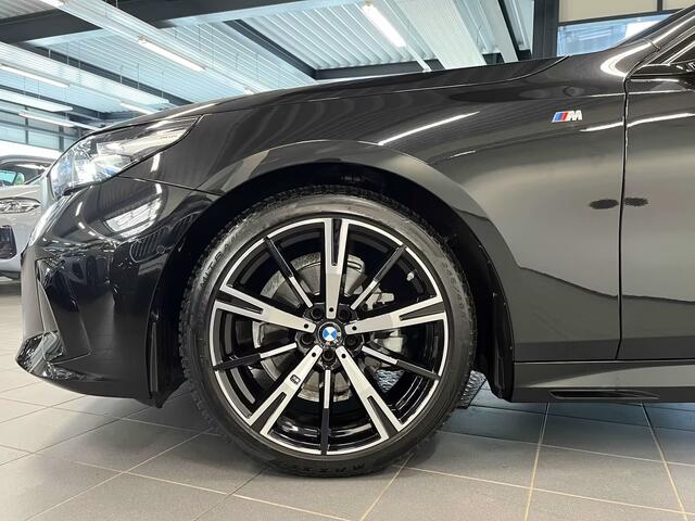 BMW 5-SERIE Touring 520dA M-SPORT ** LED, NAVi+, HuD, PANORAMA, 20-inch LMV, DRIV. ASS+ ** 1e EIG - Ex BMW AG - UNFALLFREI ** ** INFORMEER OOK NAAR ONZE AANTREKKELIJKE FINANCIAL-LEASE TARIEVEN **