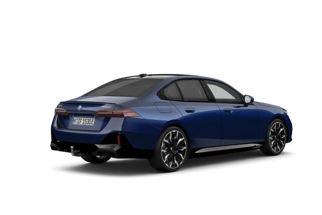 BMW 5-SERIE Sedan 550e xDrive | M Sport Pro | Innovation Pack | Travel Pack | Comfort Pack | Trekhaak | Driving Assistant Professional | Adaptief M Onderstel Professional