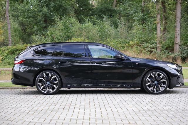 BMW 5-SERIE Touring 540d xDrive M-sport | Pano | HUD | Bowers & Wilkins | Keyless | 21" | Iconic Glow | 360 | Standkachel | Adap Cruise | Veganza Zwart interieur | etc.