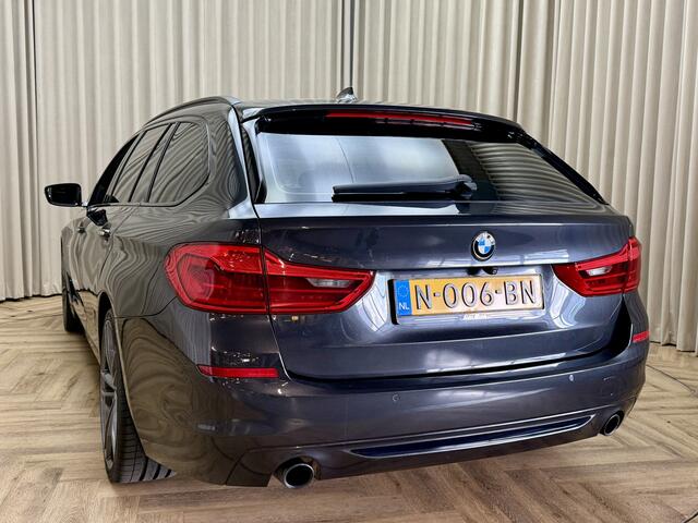 BMW 5-SERIE Touring 520i *Panodak* Sportline / Head-Up / Keyless / Adapt. Cruise / Elek. Trekhaak / Stuur-/Stoelverw. / 360 Camera / Navigatie / 18'' LMV