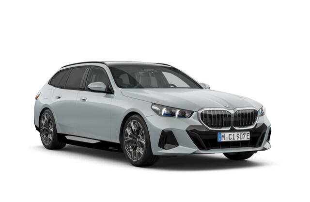 BMW 5-SERIE Touring 520i M-Sport Pano Trekh ACC 360 B&W HUD 21inch Stoelventilatie