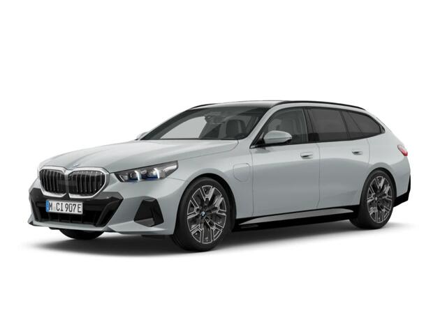BMW 5-SERIE Touring 520i M-Sport Pano Trekh ACC 360 B&W HUD 21inch Stoelventilatie
