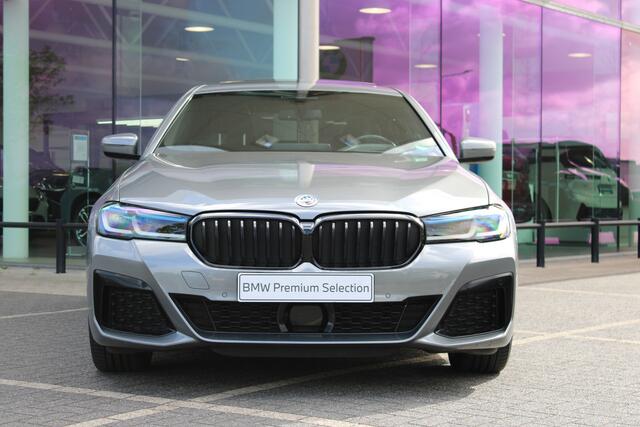 BMW 5-SERIE 530e High Executive M Sport Automaat / Schuif-kanteldak / Trekhaak / Laserlight / Achteruitrijcamera / Stoelventilatie / Head-Up / Active Steering