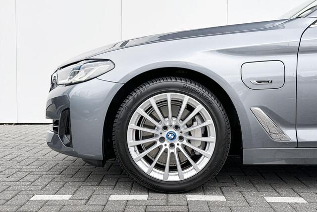 BMW 5-SERIE Touring 520e Business Edition Plus Comfortstoelen | Laserlicht | Trekhaak | Leder