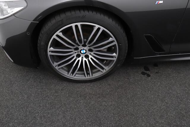 BMW 5-SERIE Touring 520i M-Sport High Exe. Pano-dak Trekhaak Memory 18'LMV