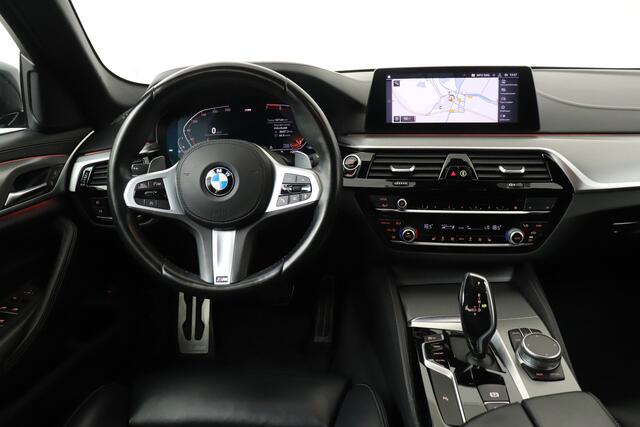 BMW 5-SERIE Touring 520i M-Sport High Exe. Pano-dak Trekhaak Memory 18'LMV