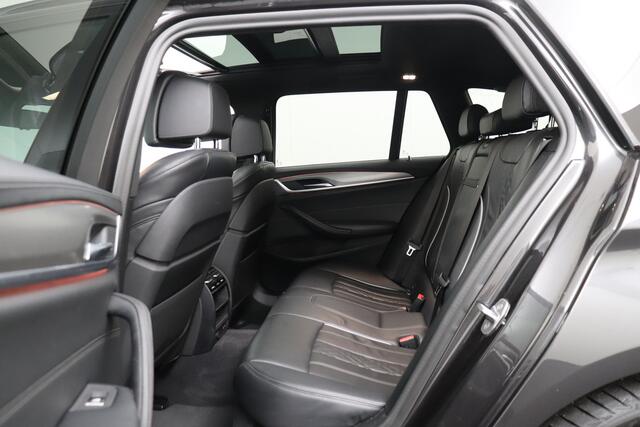 BMW 5-SERIE Touring 520i M-Sport High Exe. Pano-dak Trekhaak Memory 18'LMV