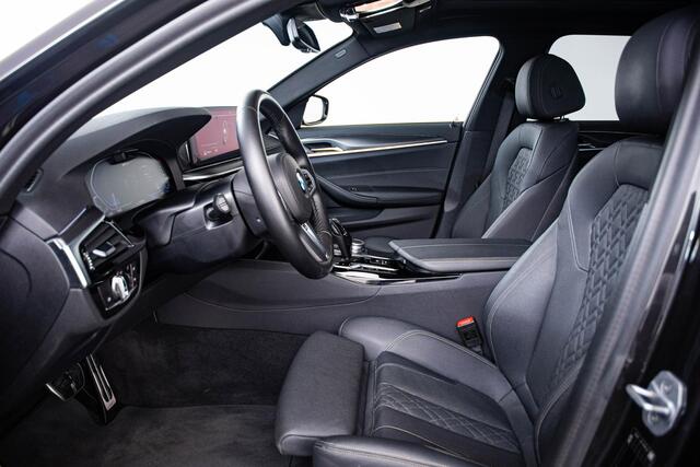 BMW 5-SERIE Touring 530e High Executive M Sport - Panoramadak - Parking/Driving Assistant - Active Protection - Comfort acces - Head up - Elektrisch verwarmde voorstoelen - BMW Laserlight - Hifi - Stuurwielrand verwarmd -