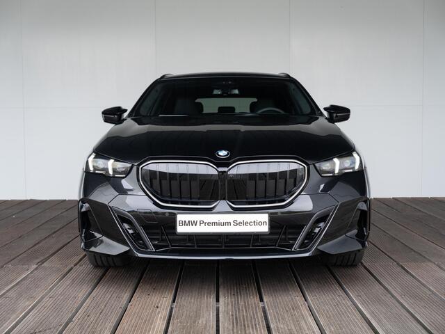 BMW 5-SERIE Touring 530e | M Sportpakket Pro | Innovation Pack | Bowers & Wilkins | Verwarmd Stuurwiel | Comfort Access | Stoelventilatie | Panoramadak | Trekhaak