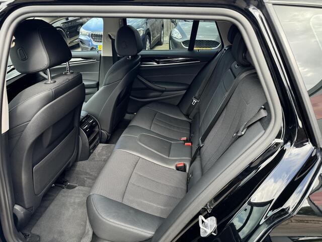 BMW 5-SERIE Touring 520i High Executive Alles zwart!