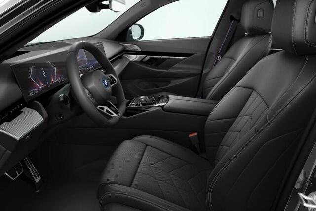 BMW 5-SERIE Sedan 530e M Sportpakket Pro / Innovation Pack / Travel Pack / Comfort Pack / Trekhaak / Panoramadak / Stoelventilatie / Driving Assistant Professional / Parking Assistant Professional / Bowers & Wilkins Surround Sound System