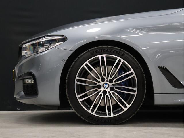 BMW 5-SERIE Touring 530i High Executive M-Sport [TREKHAAK INKLAPBAAR, SCHUIFKANTELDAK, MEMORY SEATS, HARMAN/KARDON, APPLE CARPLAY, ADAPTIVE LED, 360 CAMERA, HEAD-UP, ADAPTIVE CRUISE, VOL LEDER, STOELVERWARMING, CLIMATE, NIEUWSTAAT]