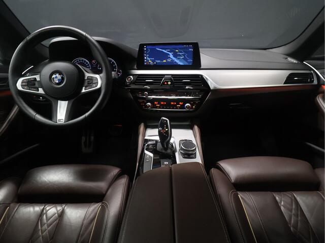 BMW 5-SERIE Touring 530i High Executive M-Sport [TREKHAAK INKLAPBAAR, SCHUIFKANTELDAK, MEMORY SEATS, HARMAN/KARDON, APPLE CARPLAY, ADAPTIVE LED, 360 CAMERA, HEAD-UP, ADAPTIVE CRUISE, VOL LEDER, STOELVERWARMING, CLIMATE, NIEUWSTAAT]