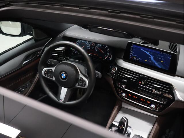 BMW 5-SERIE Touring 530i High Executive M-Sport [TREKHAAK INKLAPBAAR, SCHUIFKANTELDAK, MEMORY SEATS, HARMAN/KARDON, APPLE CARPLAY, ADAPTIVE LED, 360 CAMERA, HEAD-UP, ADAPTIVE CRUISE, VOL LEDER, STOELVERWARMING, CLIMATE, NIEUWSTAAT]