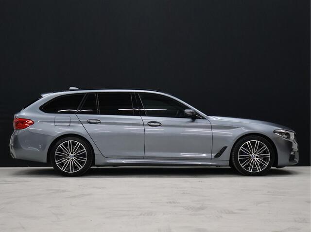 BMW 5-SERIE Touring 530i High Executive M-Sport [TREKHAAK INKLAPBAAR, SCHUIFKANTELDAK, MEMORY SEATS, HARMAN/KARDON, APPLE CARPLAY, ADAPTIVE LED, 360 CAMERA, HEAD-UP, ADAPTIVE CRUISE, VOL LEDER, STOELVERWARMING, CLIMATE, NIEUWSTAAT]