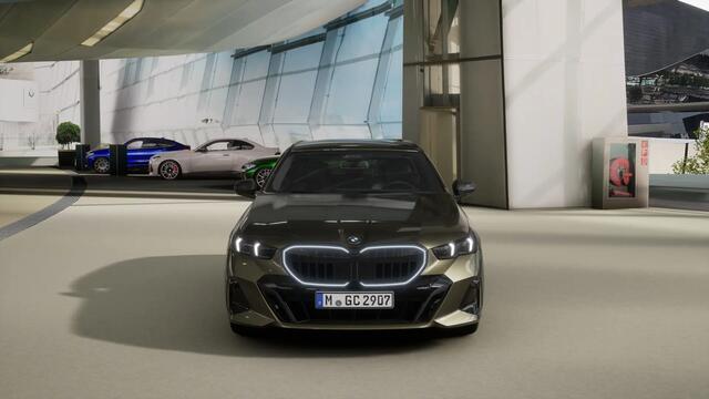 BMW 5-SERIE Touring 530e M Sport Automaat / Panoramadak / Trekhaak / Bowers & Wilkins / Adaptieve LED / Comfort Access / Parking Assistant Plus / Stuurverwarming