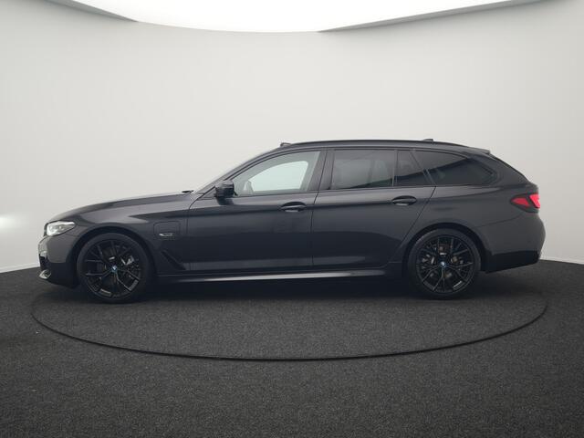 BMW 5-SERIE Touring 520e M Sport Plug In Hybrid Dealer O.H PHEV | Panodak | Adaptive Cruise | Camera | Lederen Comfortstoelen Memory & Verwarmd | Apple Carplay | Sfeerverlichting | Navigatie | Virtual | DAB | SOPHISTOGRAU Metallic |