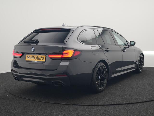 BMW 5-SERIE Touring 520e M Sport Plug In Hybrid Dealer O.H PHEV | Panodak | Adaptive Cruise | Camera | Lederen Comfortstoelen Memory & Verwarmd | Apple Carplay | Sfeerverlichting | Navigatie | Virtual | DAB | SOPHISTOGRAU Metallic |