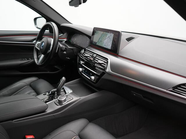 BMW 5-SERIE Touring 520e M Sport Plug In Hybrid Dealer O.H PHEV | Panodak | Adaptive Cruise | Camera | Lederen Comfortstoelen Memory & Verwarmd | Apple Carplay | Sfeerverlichting | Navigatie | Virtual | DAB | SOPHISTOGRAU Metallic |