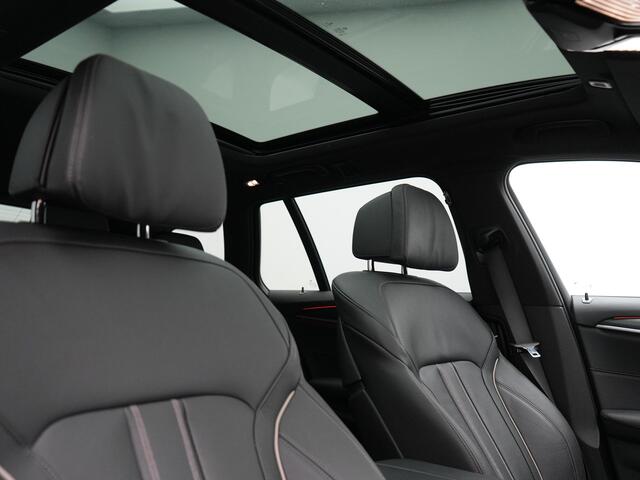 BMW 5-SERIE Touring 520e M Sport Plug In Hybrid Dealer O.H PHEV | Panodak | Adaptive Cruise | Camera | Lederen Comfortstoelen Memory & Verwarmd | Apple Carplay | Sfeerverlichting | Navigatie | Virtual | DAB | SOPHISTOGRAU Metallic |