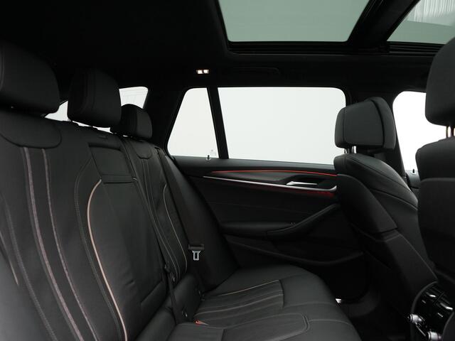 BMW 5-SERIE Touring 520e M Sport Plug In Hybrid Dealer O.H PHEV | Panodak | Adaptive Cruise | Camera | Lederen Comfortstoelen Memory & Verwarmd | Apple Carplay | Sfeerverlichting | Navigatie | Virtual | DAB | SOPHISTOGRAU Metallic |