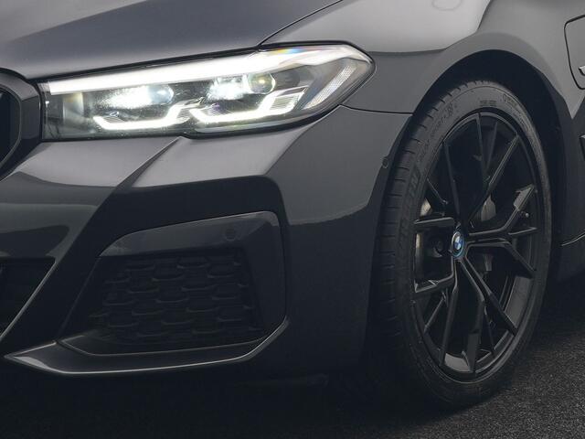 BMW 5-SERIE Touring 520e M Sport Plug In Hybrid Dealer O.H PHEV | Panodak | Adaptive Cruise | Camera | Lederen Comfortstoelen Memory & Verwarmd | Apple Carplay | Sfeerverlichting | Navigatie | Virtual | DAB | SOPHISTOGRAU Metallic |