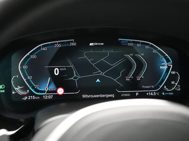 BMW 5-SERIE Touring 520e M Sport Plug In Hybrid Dealer O.H PHEV | Panodak | Adaptive Cruise | Camera | Lederen Comfortstoelen Memory & Verwarmd | Apple Carplay | Sfeerverlichting | Navigatie | Virtual | DAB | SOPHISTOGRAU Metallic |