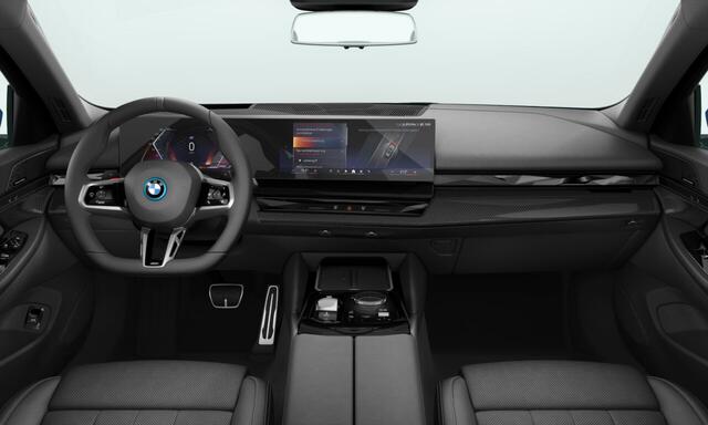 BMW 5-SERIE Touring 530e | Indiv. Interlagos Blue | M-Sport Pro | 20'' | Comfortstoel. | Park. + Driv. Plus | Stoelvent. | Harman/Kardon | Comf. Acc. | Trekhaak | Head-Up | Stuur + stoelverw. voor/achter