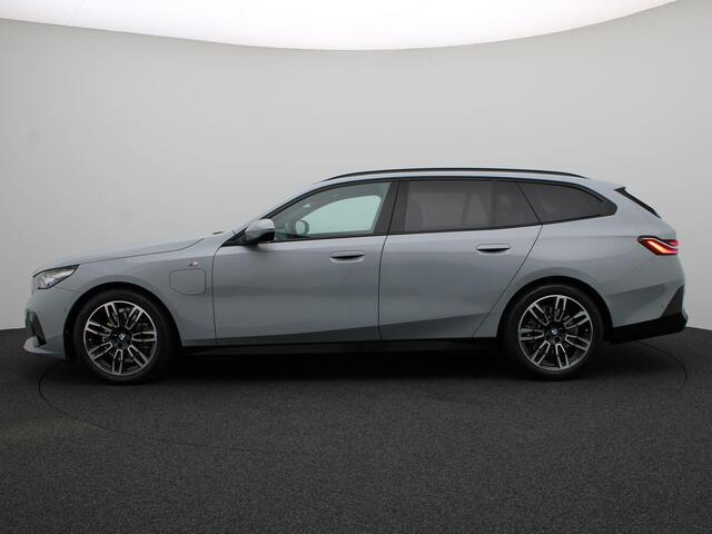 BMW 5-SERIE Touring 530e M Sportpakket | Trekhaak | Panoramadak | Driving Assistant | Parking Assistant | Harman Kardon | 19''