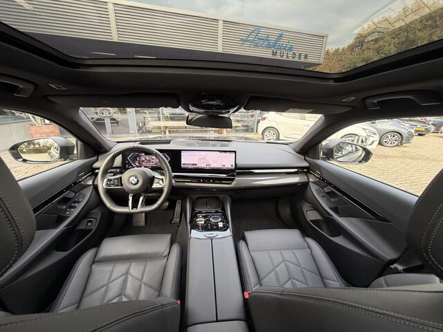 BMW 5-SERIE Touring 540d xDrive FULL OPTION Leer/Pano/Camera/Trekhaak/ 21 inch