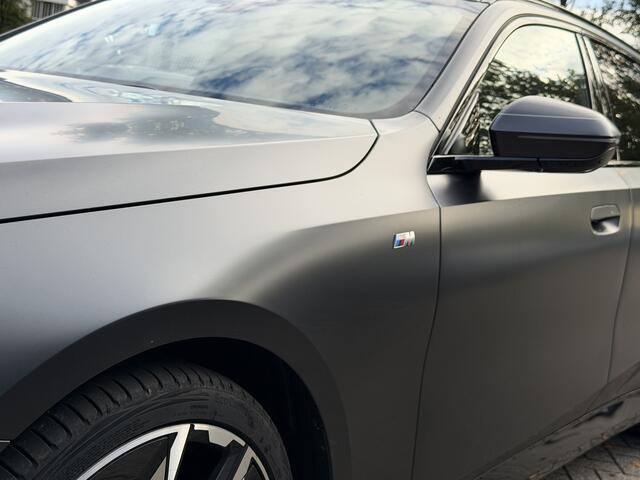 BMW 5-SERIE Touring 540d xDrive FULL OPTION Leer/Pano/Camera/Trekhaak/ 21 inch