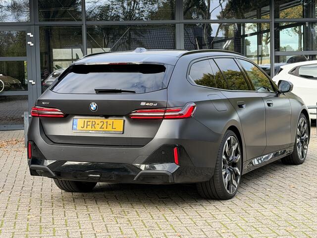 BMW 5-SERIE Touring 540d xDrive FULL OPTION Leer/Pano/Camera/Trekhaak/ 21 inch