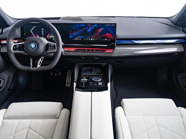 BMW 5-SERIE Touring 530e M Sportpakket Pro | Individual Lak | Innovation Pack | Comfort Pack | Elektr. Trekhaak