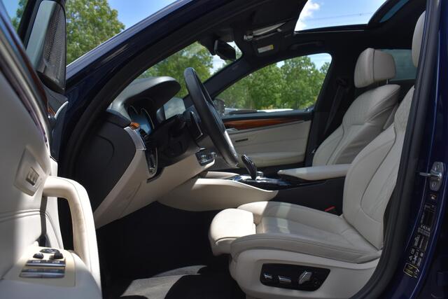 BMW 5-SERIE M550i xDrive High Executive HUD Pano Lane ACC B&W Sfeer