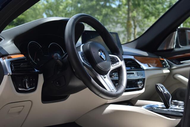 BMW 5-SERIE M550i xDrive High Executive HUD Pano Lane ACC B&W Sfeer