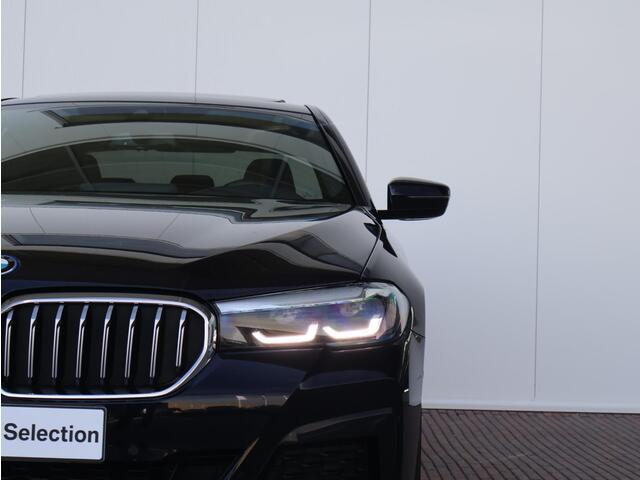 BMW 5-SERIE 530e High Executive M Sportpakket/ Achteruitrijcamera/ Getint Glas/ Sportstoelen/ Stoelverwarming/ Ambiance verlichting