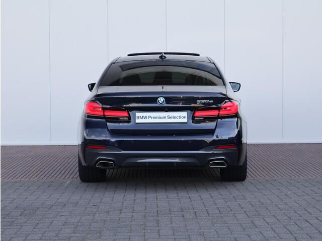 BMW 5-SERIE 530e High Executive M Sportpakket/ Achteruitrijcamera/ Getint Glas/ Sportstoelen/ Stoelverwarming/ Ambiance verlichting