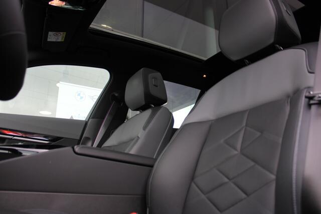 BMW 5-SERIE Touring 530e M Sport Automaat / Panoramadak / Trekhaak / Bowers & Wilkins / Adaptief onderstel professional / Parking Assistant Professional / Stoelventilatie