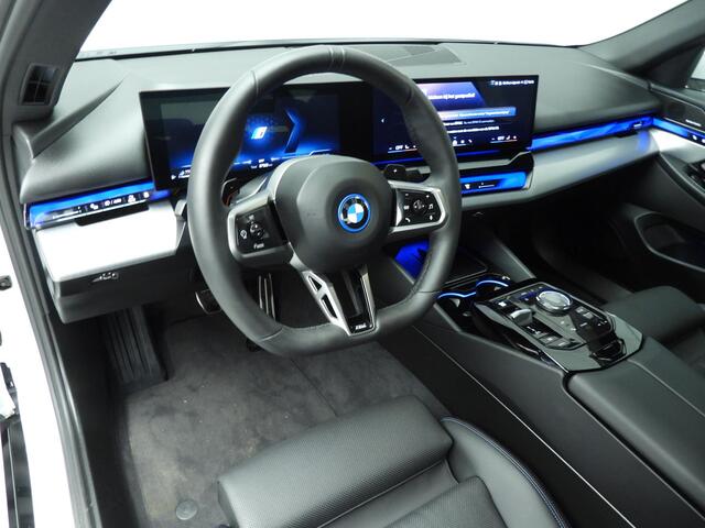 BMW 5-SERIE Sedan 530e | M-Sportpakket | LED | Navigatie | Active cruise | Trekhaak | Sportstoelen | DAB | Harman-kardon sound | Alu 19 inch