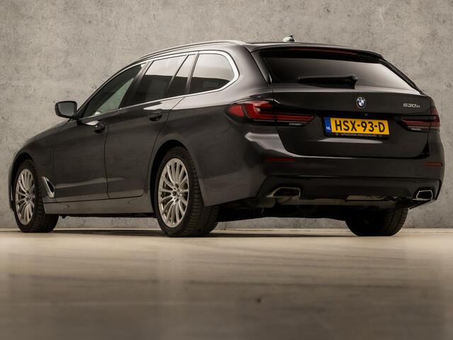 BMW 5-SERIE Touring 530e Sportline 293Pk Automaat (APPLE CARPLAY, GROOT NAVI, DEALER ONDERHOUDEN, CAMERA, SFEERVERLICHTING, LEDER, SPORTSTOELEN, ADAPTIVE CRUISE, TREKHAAK ELEKTRISCH, NIEUWSTAAT)