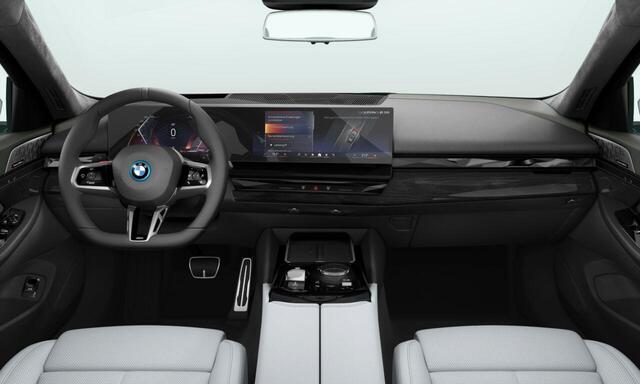 BMW 5-SERIE Touring 550e xDrive M Sportpakket Pro | Panoramadak | Bowers & Wilkins | Trekhaak | Comfort Pack | Innovation Pack