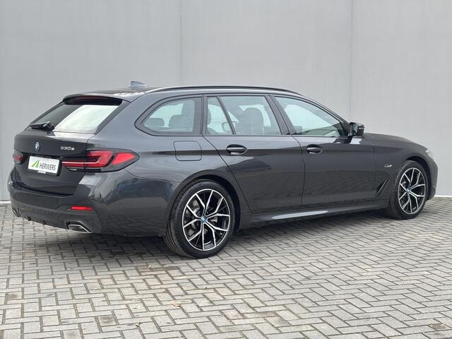 BMW 5-SERIE Touring 530e High Executive Automaat / Accu SOH 100% / M Sportpakket / Elektrisch wegklapbare trekhaak / Trekgewicht 1700 kg / elektrisch glazen panorama-dak / Stuur-, en Stoel verwarming / Climate control /